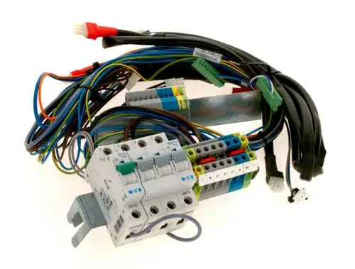 Kabelbaum von Bosch mit mehreren Drähten und Anschlüssen, inklusive Sicherungsmodul und Verbindungselementen für elektrische Anwendungen.
